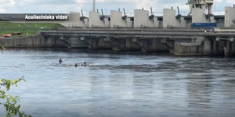 Atpūtnieku kompānija neklausās apsardzes brīdinājumos pamest aizsargjoslu un ar ūdensmotocikliem izbrauc cauri “Rīgas HES” slūžām.