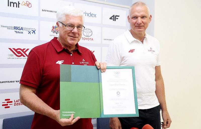 Stafetes maiņa – līdzšinējais LOK prezidents Aldons Vrubļevskis (no kreisās) šodien nodos stafeti Žoržam Tikmeram.