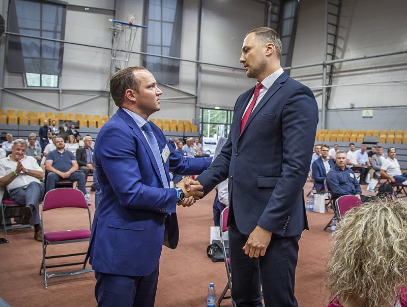 Vadims Ļašenko (no kreisās) futbola aizkulišu cīņā pārliecinoši uzvarēja Iekšlietu ministru Sandi Ģirģenu.