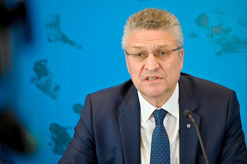Vācijas Roberta Koha institūta prezidents Lotars Vīlers mudina vāciešus turpināt ievērot piesardzību un ieturēt distancēšanos, mazgāt rokas un valkāt sejas maskas.