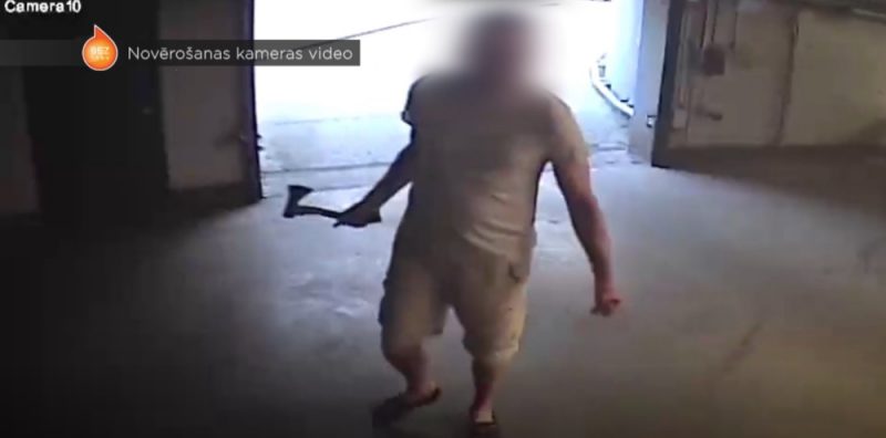 Vīrietis ar cirvi dzenas pakaļ 11 gadus vecai meitenei Purvciemā. Valsts policija viņu aizturējusi, un ir uzsākts kriminālprocess.