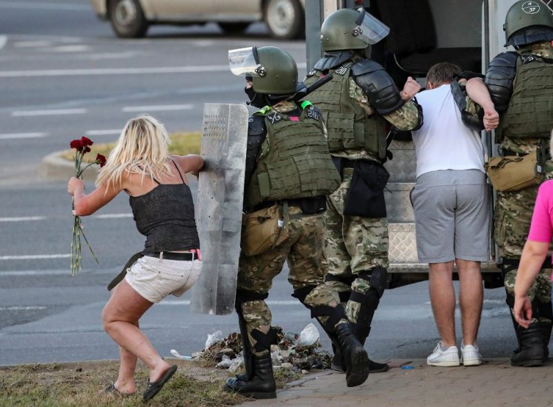 Baltkrievijā protestētāju un drošības spēku sadursmes
