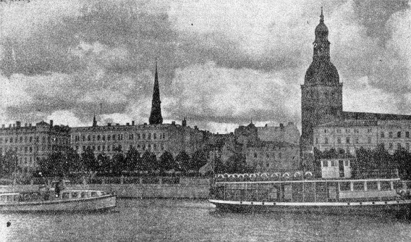“Majakovskis” (labajā pusē) pirmajā braucienā 4. augustā.