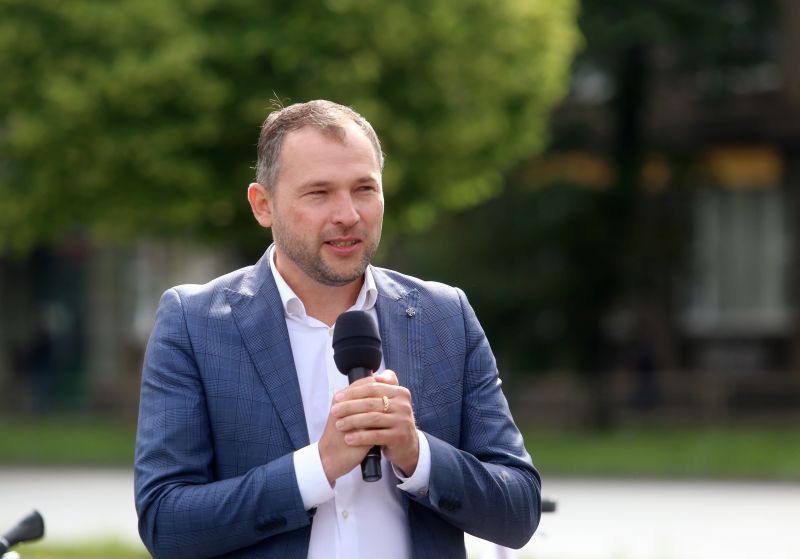 Rīgas domes pagaidu administrāciju vada Vides aizsardzības un reģionālās attīstības ministrijas valsts sekretārs Edvīns Balševics. Viņam vara galvaspilsētā būs līdz brīdim, kad uz pirmo sēdi sanāks jaunā Rīgas dome.
