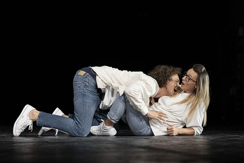Kārlis Arnolds Avots lieliski atveido mīloša, gados ļoti jauna vīrieša tēlu. Viņa mīļotā (Anete Krasovska) plaukst mīlestībā pret V.