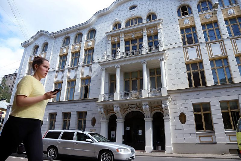 Pagājušā gadsimta 90. gadu sākumā šī vēsturiskā ēka Rīgā, Skolas ielā, – vienlaikus valsts aizsargājamais arhitektūras piemineklis – tika nodota lietošanā Latvijas Ebreju kultūras biedrībai. Pašlaik šeit atrodas Rīgas Ebreju kopienas struktūrvienības – Sociālās palīdzības centrs “Hesed”, muzejs “Ebreji Latvijā”, bibliotēka, dažādu interešu klubi. 12. Saeima ēkai noņēma apgrūtinājumus un pilnībā atdeva ebreju kopienas īpašumā.