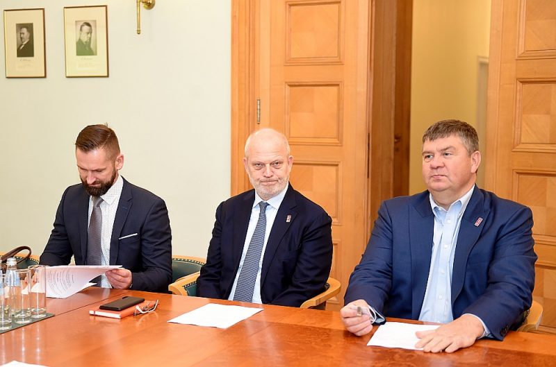 Lielākā rūpe par pasaules hokeja čempionāta norisi Rīgā ir uzlikta uz Edgara Bunča (no kreisās), Viestura Koziola un Aigara Kalvīša pleciem, taču izšķirošs var būt Latvijas valdības lēmums, vai turnīru rīkot kopā ar Baltkrieviju.