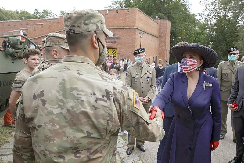 ASV vēstniece Polijā Džordžeta Mosbahere, šonedēļ tiekoties ar amerikāņu un poļu militārpersonām Krakovā: “Šī mums ir patiesi īpaša diena.”