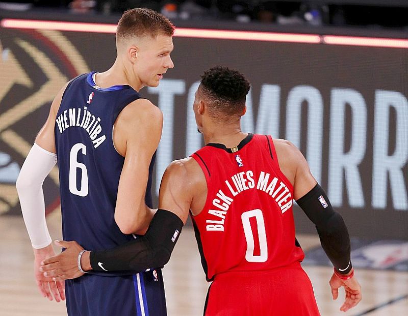 Dalasas “Mavericks” spēlētāji pirmajās spēlēs Orlando laukumā dodas ar īpašu uzrakstu uz krekla uzvārda vietā – Kristapam Porziņģim uzrakstīts “Vienlīdzība”, partneriem tas ir viņu dzimtajā valodā. Arī citas NBA komandas pauž nosodījumu rasismam.