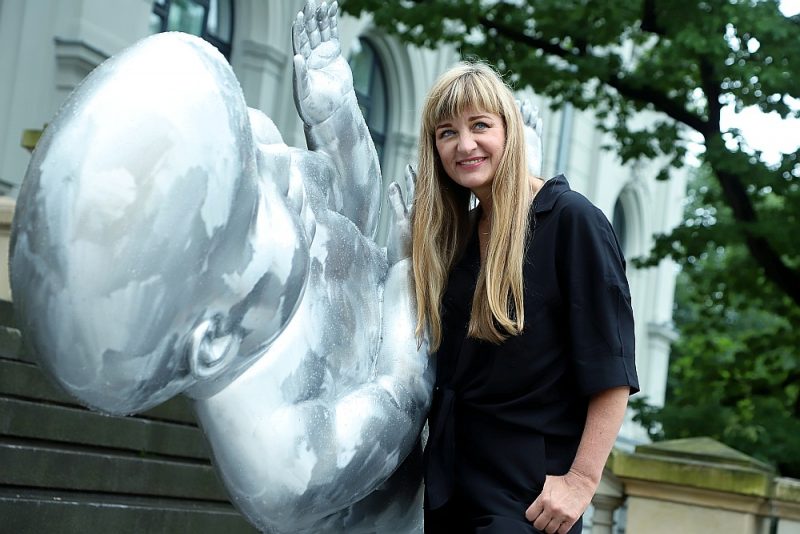 Olga Šilova: “Atliet “Bērnu – mākoni” alumīnijā sūtīju uz Ķīnu, jo tas sanāca lētāk nekā Latvijā. Bet man bija liela nesapratne, ka par šo skulptūru bija jāmaksā muitas nodoklis, kaut gan tas ir mans darbs un domāts izstādei.”