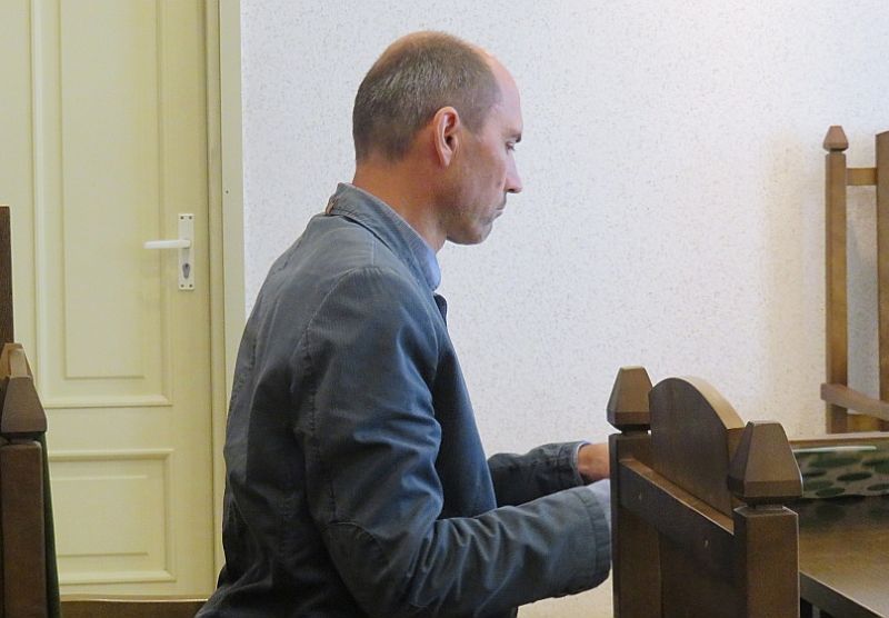 Draudzes vadītājs Valdis Simsons tiesas sēdē Cēsīs.