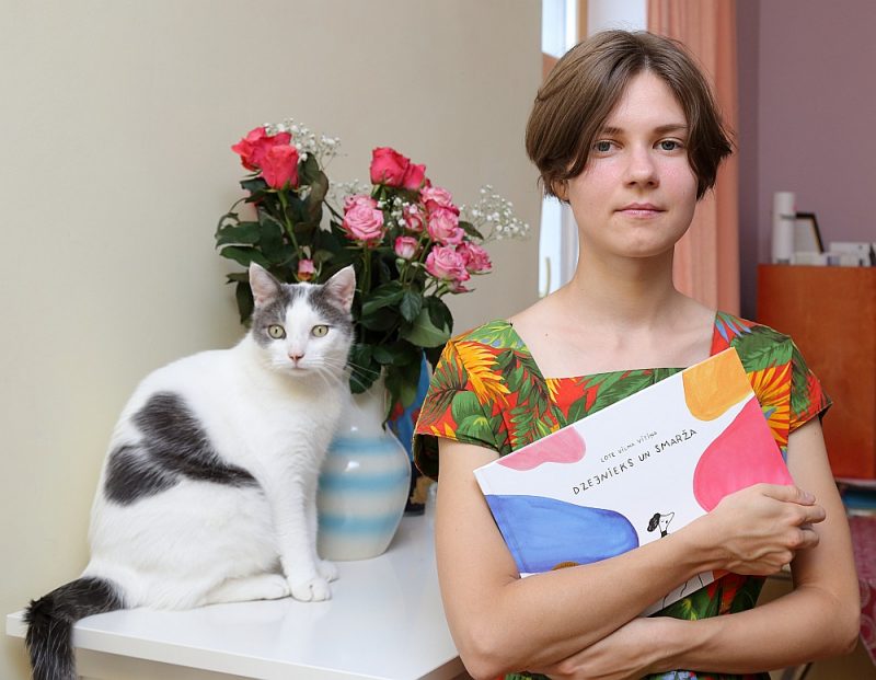 Lote Vilma Vītiņa: “Man likās interesanti izdomāt, kā uzzīmēt smaržu, kādas sajūtas tā var izraisīt, ko smarža katram nozīmē emocionālā nozīmē.”