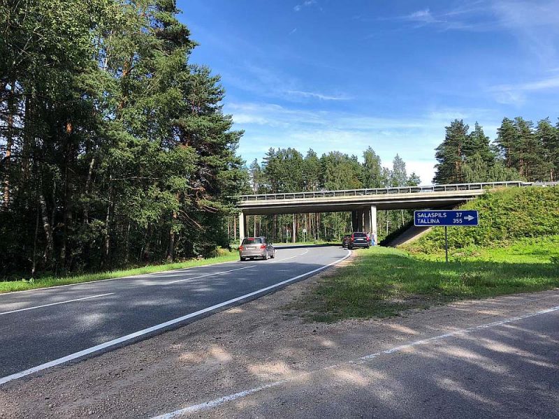 Liktenīgais viadukta stabs pie Skultes nākamajā dienā pulcē ziņkārīgos.
