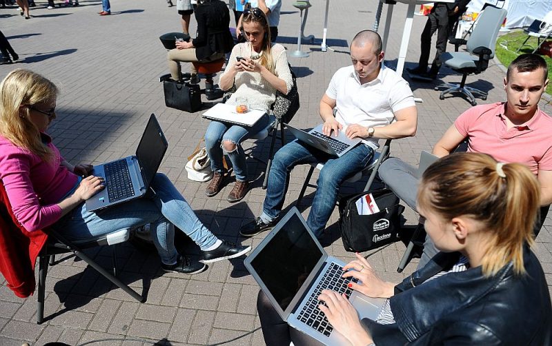 Latvijas mobilā interneta ātrums no priekšzīmīga kļuvis par pasaules kontekstā viduvēju.