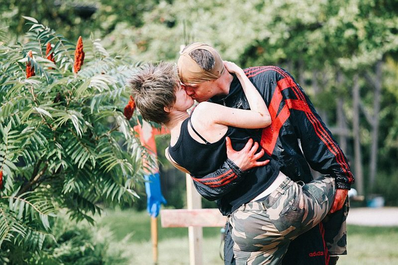 Mārtiņa Eihes iestudētā izrāde “Inišmoras leitnants” piedāvāja tradicionālu brīvdabas izrādi un gatavu kvalitatīva melnā humora paraugu.