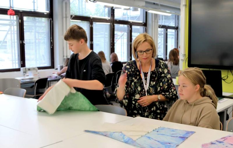Somu tekstilizstrādājumu skolotāja Auli Sipola uzskata, ka septītās klases skolēniem nepietiek laika kaut pavirši apgūt darba iemaņas, mācot saskaņā ar jauno programmu.