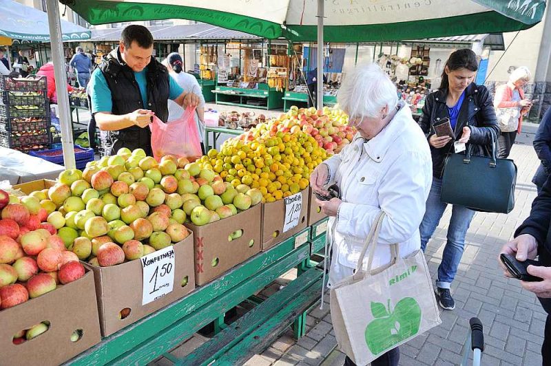 Daudzi pircēji ir pārsteigti par tik augstām ābolu cenām jau rudenī.