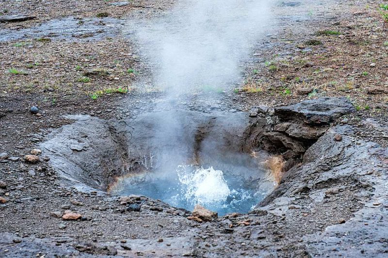 Ģeotermālā zona Islandē. Elejā tā ir pusotra kilometra dziļumā.