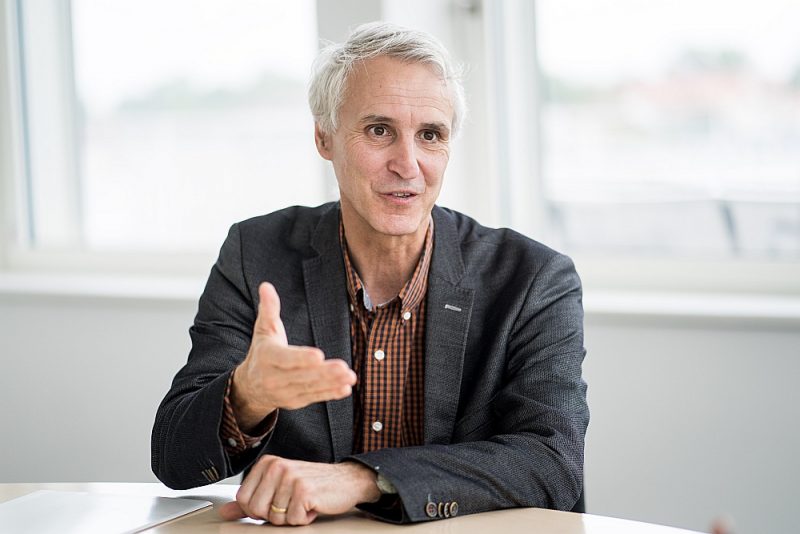 Ambergas-Veidenes Lietišķo zinātņu universitātes ekonomikas profesors Francs Zeics: “Nav pamata uzskatīt, ka skaidrā nauda izzudīs, ja vien jūs ļausiet lēmumu par to pieņemt patērētājiem pašiem. Patērētāji vēlas skaidru naudu, un es uzskatu, ka tas viņiem jāļauj.”