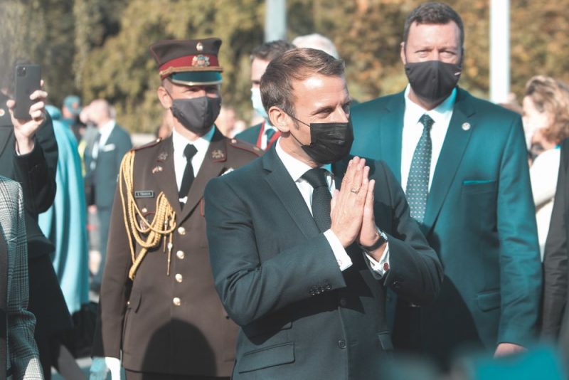 Prezidents Makrons ar kundzi Brižitu noliek ziedus pie Brīvības pieminekļa