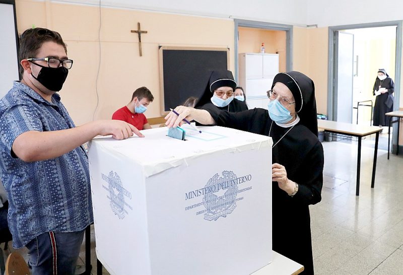 Itāliešu atbalsts idejai par parlamenta locekļu skaita samazināšanu var gan celt parlamenta autoritāti, gan arī dot gluži pretēju efektu un kaitēt demokrātiskajai pārstāvniecībai.