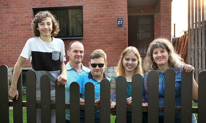 Jau svinīgajā ceremonijā pērn daudzi secināja, ka “Latvijas lepnuma” balvu pelnījusi visa Jurku ģimene. No kreisās: Lūkass, tētis Ints, Roberts, Terēze un mamma Inga.