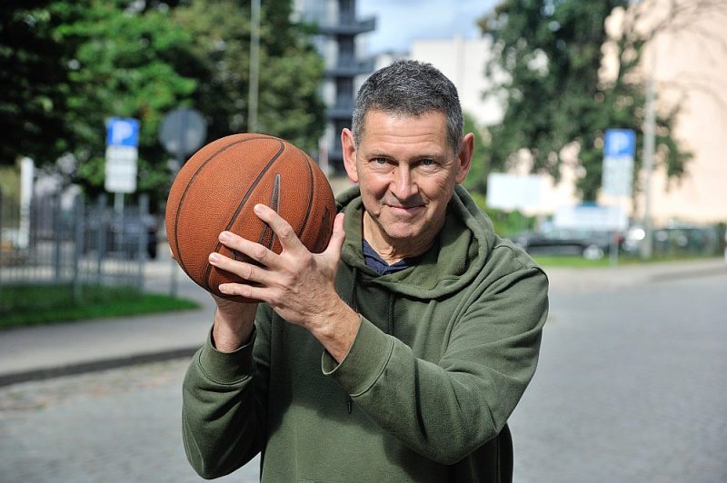 Karstajos punktos daudz strādājušais žurnālists Atis Klimovičs basketbolu spēlē kopš bērnības.