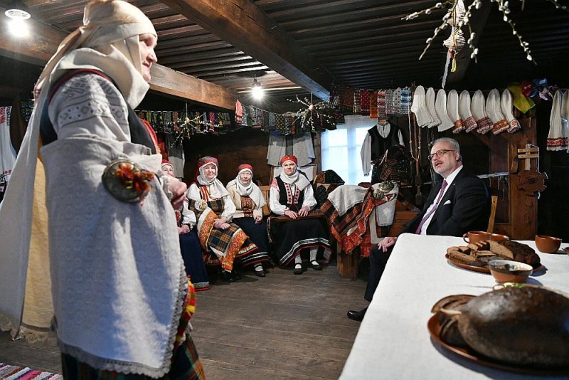 Valsts prezidents Egils Levits pirms likuma iniciatīvas iesniegšanas Saeimā šogad devās vairākās vizītēs uz Latvijas kultūrvēsturiskajiem novadiem, kur, tiekoties ar iedzīvotājiem, arī runāja par identitātes jautājumiem. Attēlā: šā gada martā E. Levits viesojās Rucavā un tikās ar tradicionālā mantojuma kopējiem “Zvanītājos”.