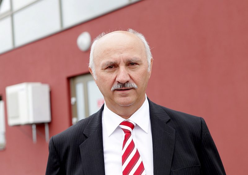 Daudznozaru kompānijas “Agrolats Holding” padomes priekšsēdētājs Vitauts Paškausks: “Saprotot biznesa specifiku, “NCH” pamazām sāka pārņemt funkcijas, kas atbilstoši investīciju līgumam tika uzticētas mums. Tas tika darīts ar dažādām iekšējām procedūrām, nereglamentētu lietu kārtību, veidojot dažādus ierobežojumus grāmatvedības sistēmā un bankās. Mēs, protams, no savas puses iebildām, taču atbildes vietā saņēmām draudus pārtraukt uzņēmuma finansējumu.”
