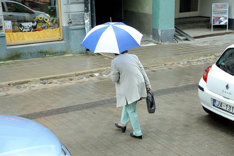 Pieaugušajiem bērniem ir pienākums rūpēties par saviem vecākiem, ja viņi paši to nespēj vecuma, slimības vai nevarības dēļ.