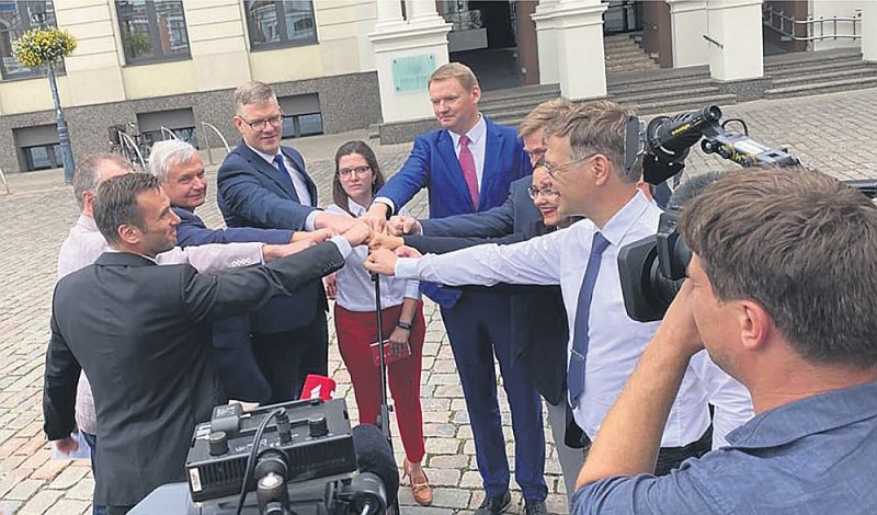Politisko spēku – “Attīstībai/Par”/”Progresīvie”, Jaunā konservatīvā partija, “Jaunā Vienotība”, Nacionālā apvienība/Latvijas Reģionu apvienība – pārstāvji: Mārtiņš Staķis (no kreisās), Olafs Pulks, Kārlis Šadurskis, Vilnis Ķirsis, Antoņina Ņenaševa, Edvards Smiltēns, Jānis Ozols, Linda Ozola, Einārs Cilinskis Rātslaukumā pēc piektdienas sarunām.