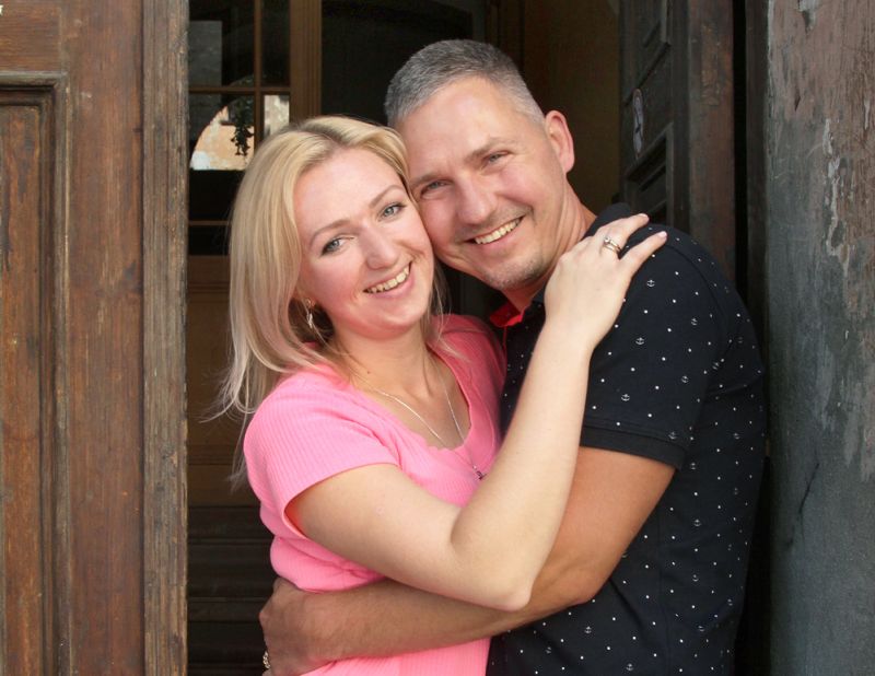 Andra Rušmane-Vēja (28) un Sandijs Vējš (43) sastapās un saskatījās darbavietā. Sandijam paziņas nereti bija jautājuši, kad tad beidzot ņems sievu, uz ko vienmēr saņēma mierīgu atbildi: “Manējā vēl nav piedzimusi.” Andra smejas – gandrīz tā arī iznācis – un, pievēršoties vīram, noteic: “Ilgi tev mani iznāca gaidīt!”