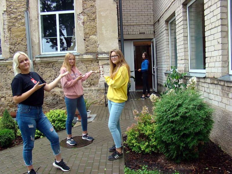 Pirmā septembra priekšvakarā Krustpils pamatskolas 9. klases skolnieces Līva Ieviņa (no kreisās), Kristiāna Rubiķe, Diāna Blakunova un Evija Peršteina trenējas skolēnu plūsmu vadīšanā un svinīgās līnijas organizēšanā.