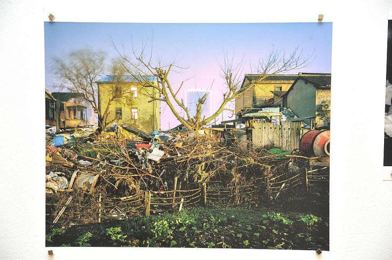 Muzeja otrā stāva ekspozīciju veido uz sienām izsētas, neliela formāta fotogrāfijas un divas fototapetes.
