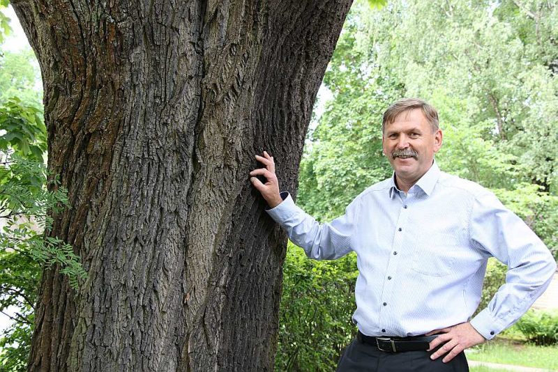 Aigars Veitmans: “Viens no iemesliem, kāpēc man patīk te strādāt, ir “Latvijas Finiera” draudzīgais kolektīvs. Strādāju ar prieku, jo visu laiku augam, attīstāmies. Ir sajūta, ka visi kopā varam kalnus gāzt.”