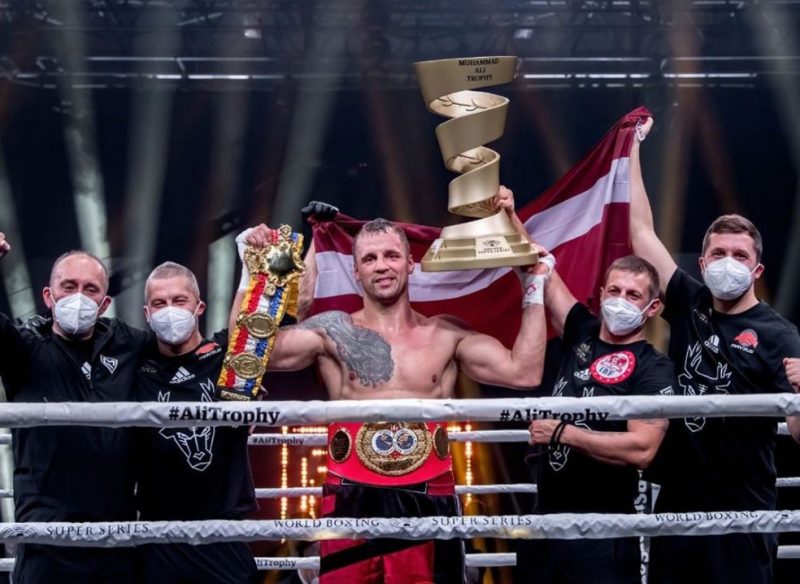 Mairis Briedis Minhenē iegūst Muhameda Ali trofeju un divas pasaules čempiona jostas.