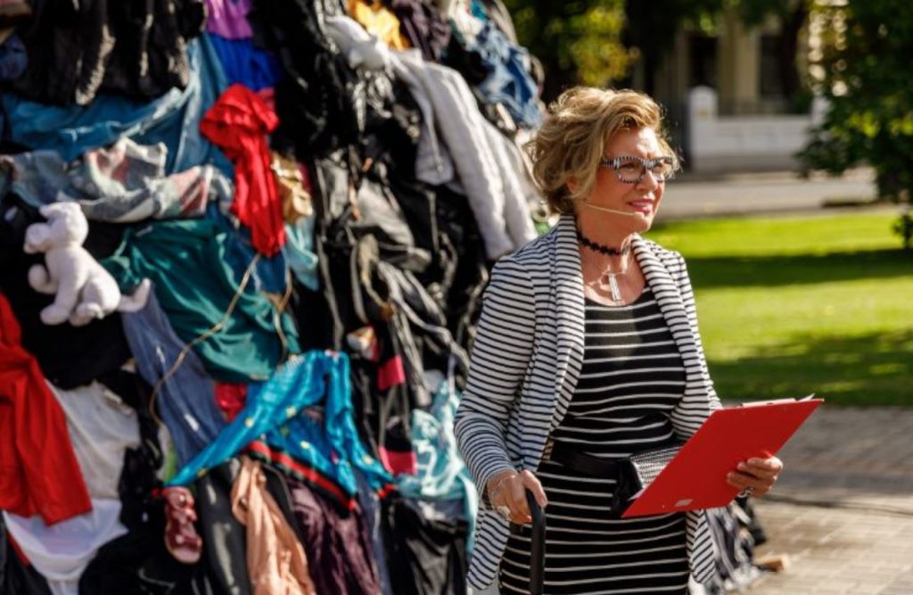 PHOTO.  Stylist Zhanna Dubska in the center of Riga “dumps” a pile of clothes four meters high