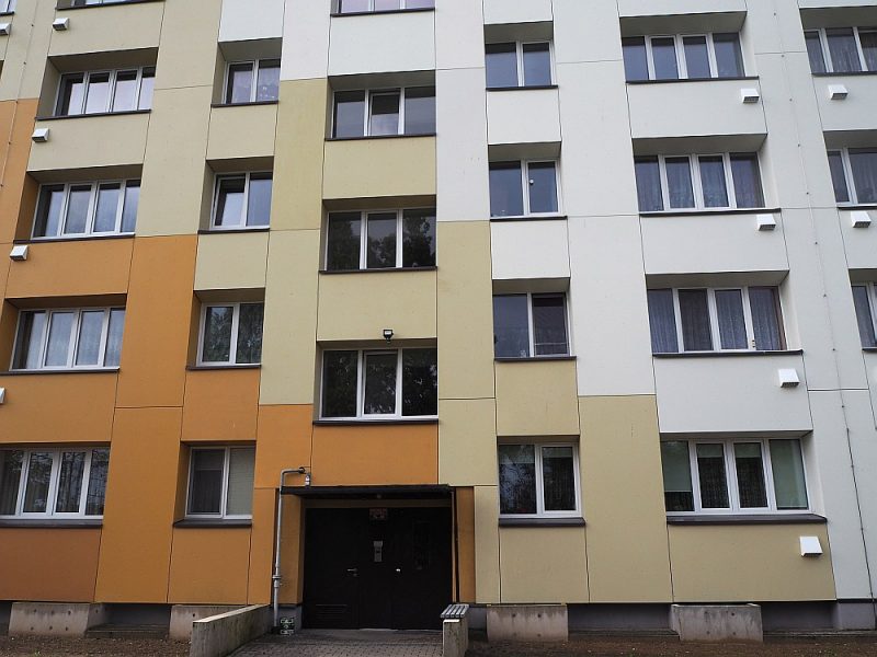 Daudzdzīvokļu mājas Salaspilī, Daugavas ielā 2, fasāde. Zem logiem redzamas rekuperācijas iekārtu izejas.