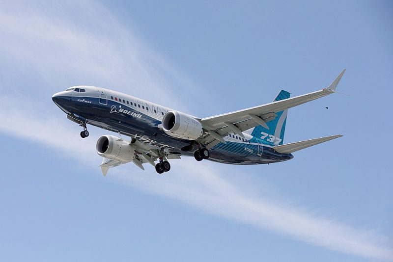 Firmas “Boeing” vadība paziņojusi, ka lidmašīnas “737MAX” labotais modelis jau esot veicis 375 000 pārbaudes stundi un 1300 testa lidojumu un drīz varētu saņemt regulatora atļauju.