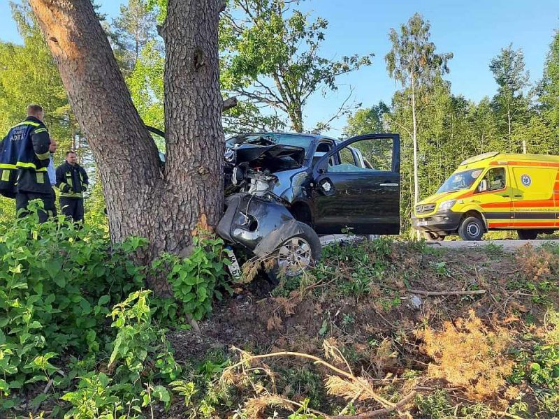 Trieciens bijis briesmīgs – automobiļa dzinējs ietriekts salonā, salauztas riteņu asis, saliekts rāmis.