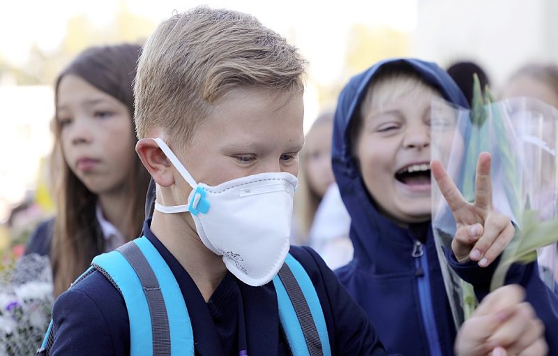 Kaut Latvijas skolās nav noteikta prasība nēsāt sejas maskas, daži skolēni tās tomēr lieto. Tikmēr citviet Eiropā maskas skolēniem jāvalkā, ja nav iespējama distancēšanās.