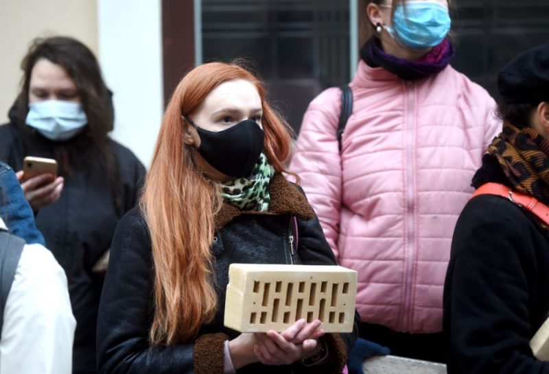 Pie Saeimas protestē pret plānotajām izmaiņām autoratlīdzību režīmā.