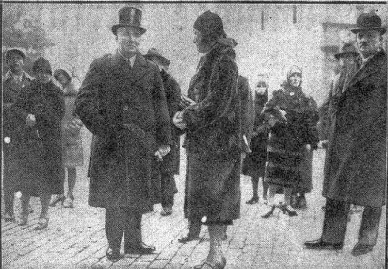 Valsts prezidents Alberts Kviesis ar kundzi pie Doma baznīcas.