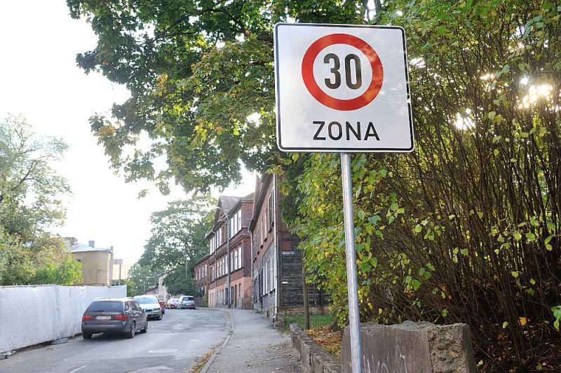 Kamēr domnīcā spriež, Āgenskalnā 30 km/h ātruma ierobežojumu zīmes jau ir izvietotas. Rīgas domes Satiksmes departaments pamato – tas notiek, lai Āgenskalna apkaimē uzlabotu gājēju drošību un padarītu apkaimi draudzīgāku mazaizsargātiem satiksmes dalībniekiem. 30 km/h zona ieviesta ielās, kas atrodas teritorijā, ko ieskauj Āgenskalna maģistrālās ielas, – Kalnciema, Melnsila, Nometņu iela, Aleksandra Grīna bulvāris, Bāriņu un Daugavgrīvas iela. Pašvaldība informē, ka šādas zonas Rīgas ielās pakāpeniski tiks ieviestas arī turpmāk, īpaši apkaimju ielās, kur ir privātmājas un vēsturiski nav izbūvētas ietves.