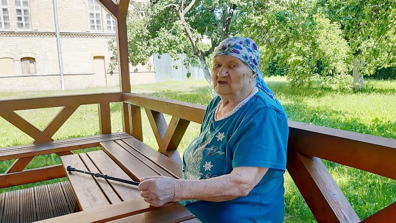 Anfisa Ļamzina Grebenščikova klosterdārza lapenē.