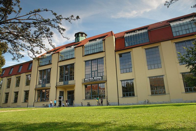 Veimāras universitātes ēka – “Bauhaus” kustības spilgts piemērs. Celta starp 1904. un 1911. gadu, 1996. gadā iekļauta UNESCO pasaules mantojuma sarakstā.