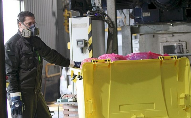 Operatoram Sandrim Liepiņam ik dienu jāapstrādā atkritumi no aptuveni 60 konteineriem.