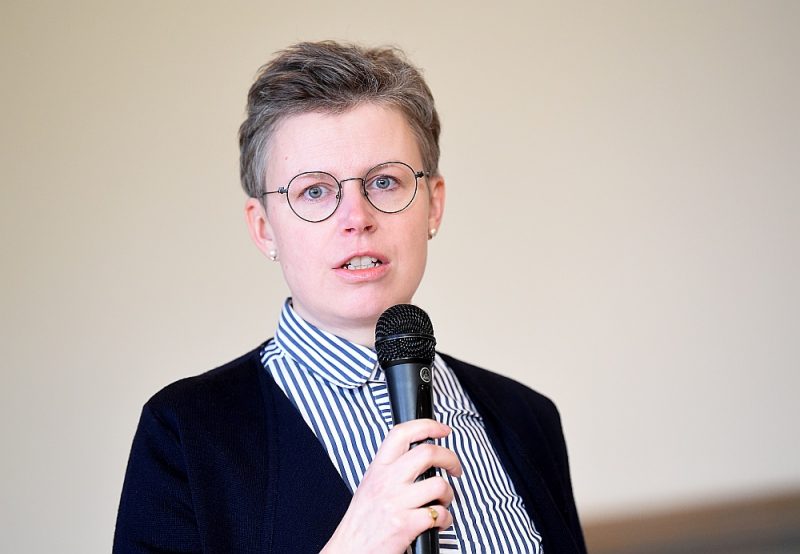 “RB Rail” pārstāve Līva Biseniece: “Šāda prakse, proti, pagaidu darbinieku noma, mūsu uzņēmumam kā pasūtītājam ir arī ļoti racionāla un ļaus ietaupīt. Projekts katrā attīstības fāzē mainās, un nepieciešamais darbinieku skaits katrā fāzē ir atšķirīgs.”
