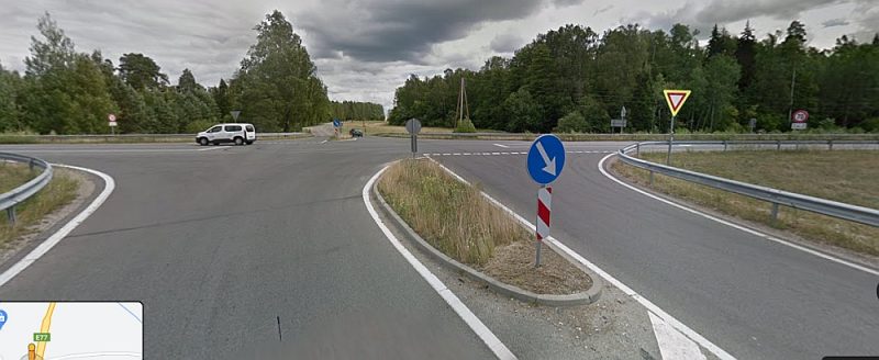 Riskantus manevrus krustojumā veic tie autovadītāji, kuri izbrauc uz Jelgavas šosejas no mazākajiem – Branku vai Ozolnieku – ceļiem.