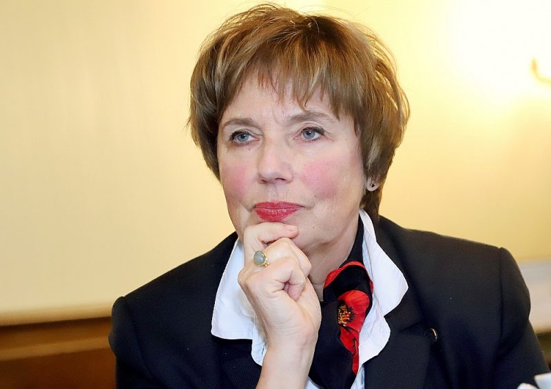 Dagmāra Beitnere-Le Galla: “Sastapt intelektuāli akadēmisku konservatīvo ir liels retums. Man ir vēsturnieces izglītība un socioloģijas doktores grāds. Pēc definīcijas man vajadzētu būt liberāli demokrātiskai un darboties attiecīgā partijā.”
